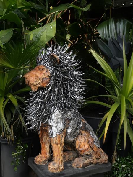 Löwe sitzend aus Teakwurzeln und Aluminium